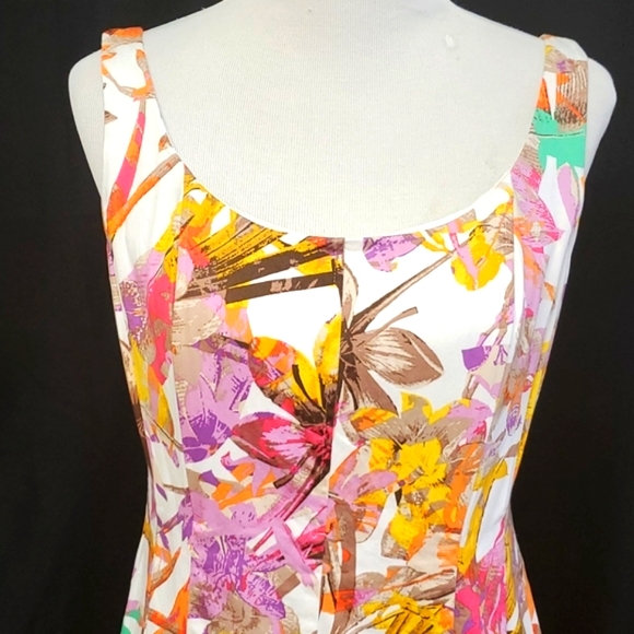 Floral tailored tank sleeve dress - Picture 2 of 4